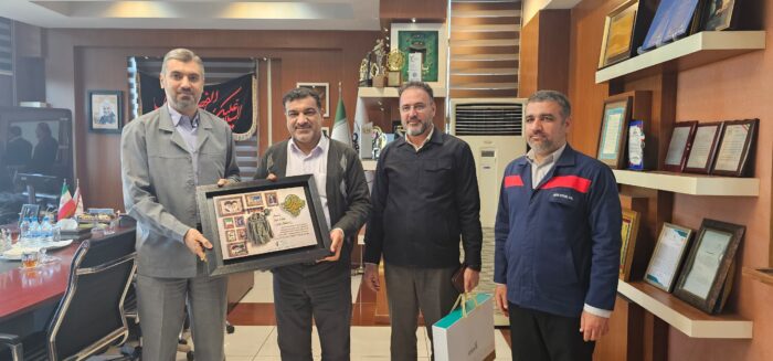 دیدار فرمانده حوزه مقاومت بسیج شهید بقایی با مهندس محمدی مدیر عامل شرکت فولاد اکسین خوزستان دیدار فرمانده حوزه مقاومت بسیج شهید بقایی با مهندس محمدی مدیر عامل شرکت فولاد اکسین خوزستان