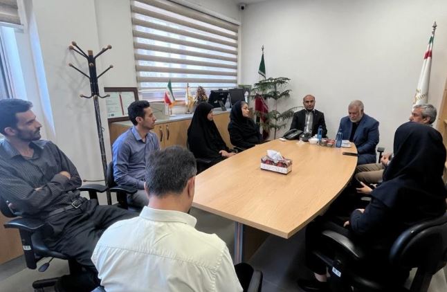 بازدید سرزده دکتر حسن‌پور نماینده مردم کرمان در مجلس شورای اسلامی از بانک صنعت و معدن این استان/ تأکید بر حمایت جدی نظام بانکی از تولید و اشتغال