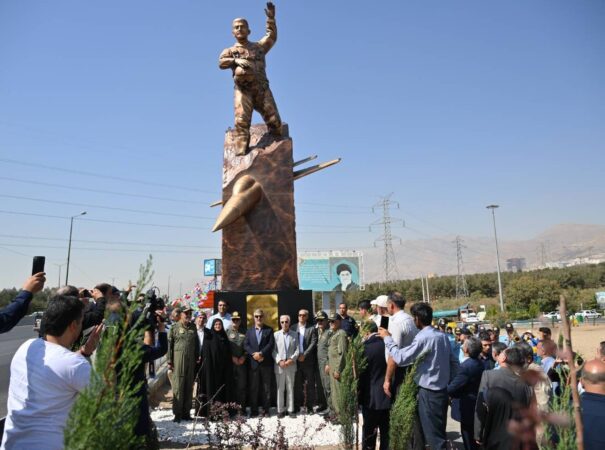 نصب تندیس  شهید بابایی در ورودی تهران، پاسداشت قهرمانان همیشه زنده