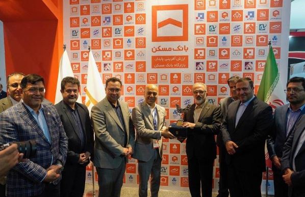 پرنده «تندیس کیش اینوکس ۲۰۲۵» بر شانه‌های بانک مسکن نشست