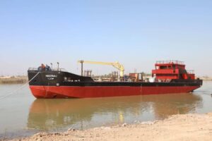 به آب‌اندازی شناور چندمنظوره سوخت‌رسان ساخت کشتی‌سازی اروندان