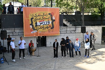 نواختن زنگ تحرک به یاد حماسه‌سازان خرمشهر در بوستان نیاوران